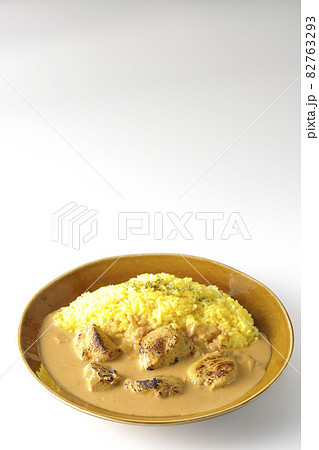 鶏肉がゴロゴロと入っているタンドリーチキンバターカレーを白背景で撮影 82763293