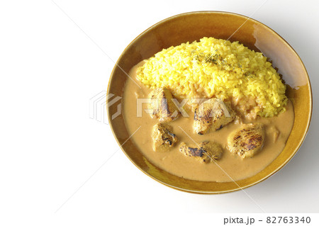 鶏肉がゴロゴロと入っているタンドリーチキンバターカレーを白背景で俯瞰撮影 82763340