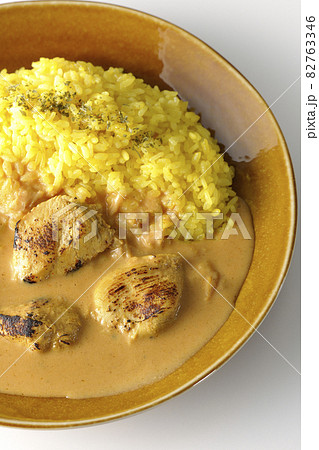 鶏肉がゴロゴロと入っているタンドリーチキンバターカレーを白背景で俯瞰撮影 82763346