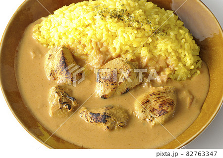 鶏肉がゴロゴロと入っているタンドリーチキンバターカレーを白背景で俯瞰撮影 鶏肉がゴロゴロと入っているタンドリーチキンバターカレーを白背景で俯瞰撮影 82763347