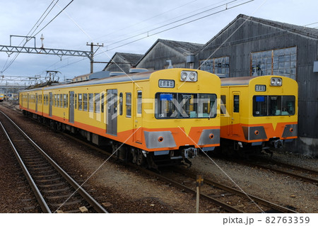 車庫で並ぶ黄色の電車 82763359