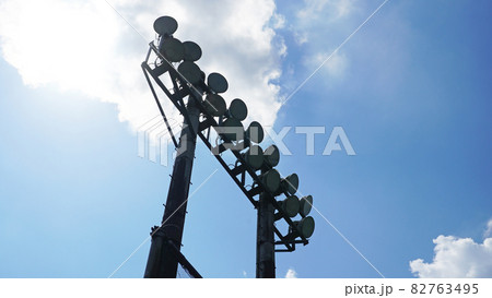 競技場に設置された大型照明＜08＞（青空と照明） 82763495