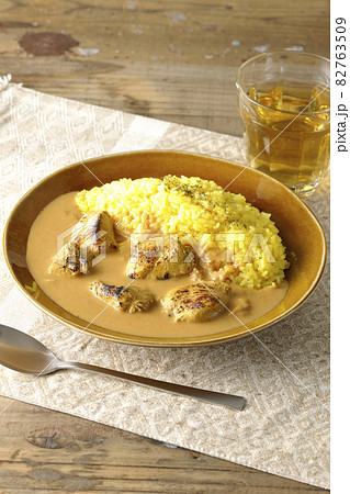 ランチョンマットに置かれたお肉ゴロゴロタンドリーチキンバターカレーとお茶 ランチョンマットに置かれたお肉ゴロゴロタンドリーチキンバターカレーとお茶 82763509