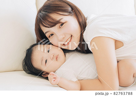 赤ちゃんとお母さん 赤ちゃんとお母さん 82763788