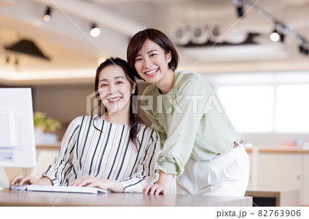 ビジネス パソコンを見て打合せをする女性 撮影協力:WEEK芝大門(サンフロンティア不動産) ビジネス パソコンを見て打合せをする女性 撮影協力:WEEK芝大門(サンフロンティア不動産) 82763906