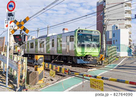第二中里踏切を走る山手線 82764090