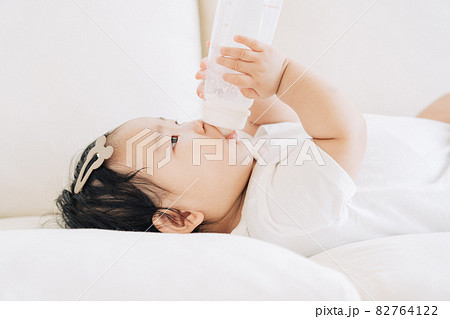 哺乳瓶でミルクを飲む赤ちゃん 82764122