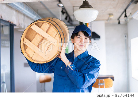 こだわりのワインを生産する男性 こだわりのワインを生産する男性 82764144