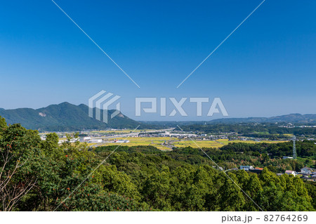 晴天の青空に蛇ヶ谷展望台から見渡す玉名市街の風景 82764269