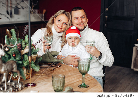 Happy mother with her man and kid at fancy 82764397