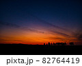 様々なグラデーションを見せる空 82764419