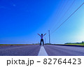 どこまで続く道と空 82764423