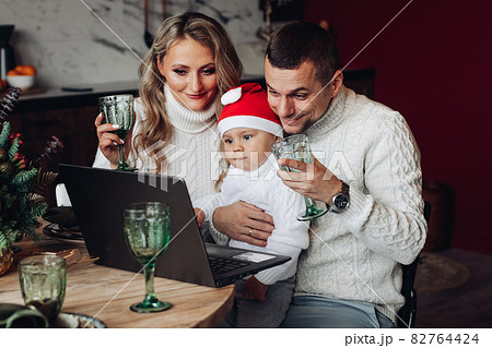 Family xmas celebration via laptop. 82764424