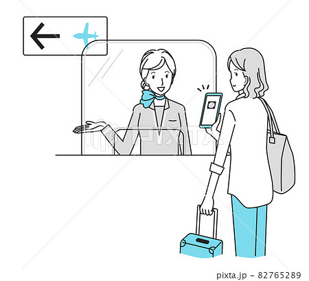 空港でスマホのQRコードを見せる女性 82765289