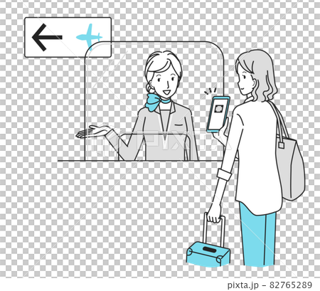 空港でスマホのQRコードを見せる女性 82765289