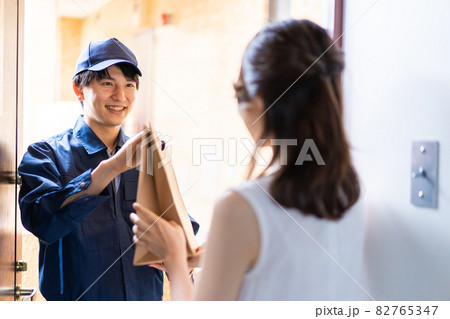 フードデリバリーを受け取る若い女性 82765347