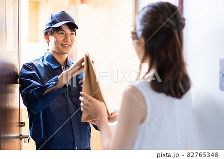 フードデリバリーを受け取る若い女性 フードデリバリーを受け取る若い女性 82765348