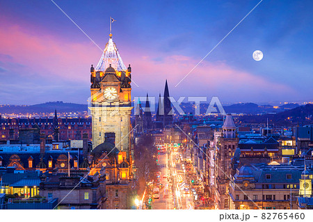 Old town Edinburgh and Edinburgh castle 82765460