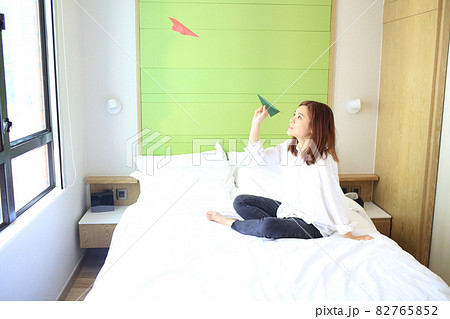 dreaming flowing the paper plane 82765852