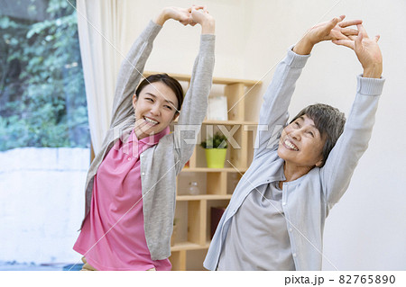 レクリエーションをするシニア女性と介護士 82765890