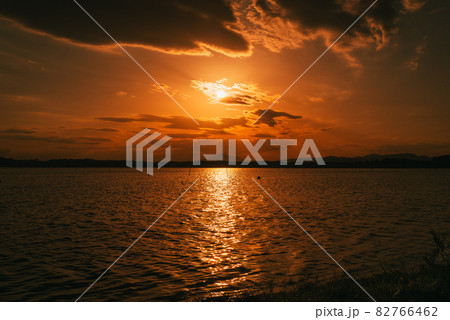 茨城涸沼の夕焼けと筑波山 82766462