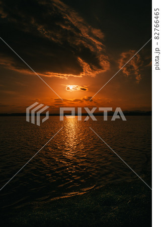 茨城涸沼の夕焼けと筑波山 82766465