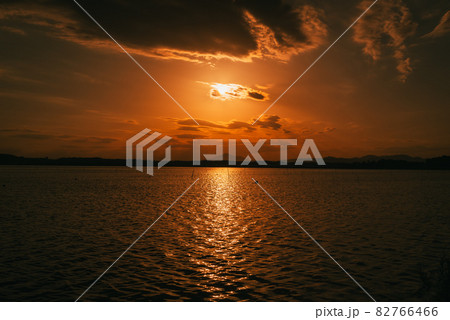 茨城涸沼の夕焼けと筑波山 82766466