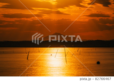 茨城涸沼の夕焼けと筑波山 茨城涸沼の夕焼けと筑波山 82766467