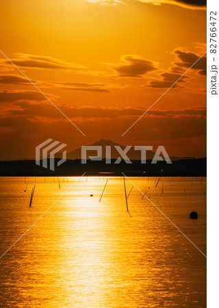 茨城涸沼の夕焼けと筑波山 茨城涸沼の夕焼けと筑波山 82766472