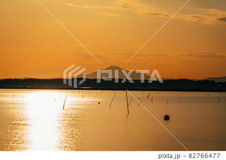 茨城涸沼の夕焼けと筑波山 82766477