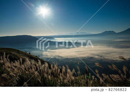 大観峰展望台から秋の青空と雲海とススキと阿蘇五岳の見える風景 大観峰展望台から秋の青空と雲海とススキと阿蘇五岳の見える風景 82766822