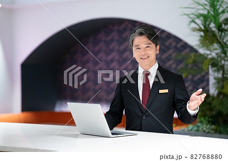 受付の男性　撮影協力：WEEK芝大門（サンフロンティア不動産） 82768880