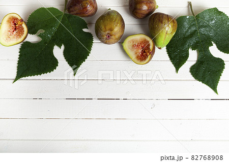 Figs with leaves 82768908