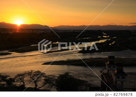 岩手県北上市　夕焼けの北上川 82769878