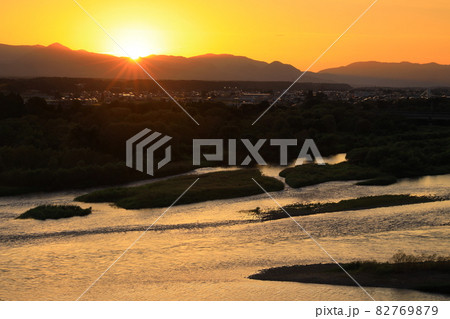 岩手県北上市　夕焼けの北上川 82769879