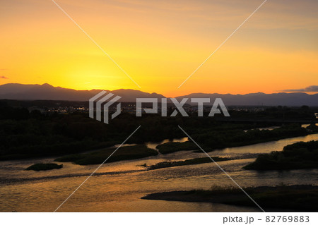 岩手県北上市　夕焼けの北上川 82769883