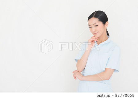 悩む看護師の女性 悩む看護師の女性 82770059