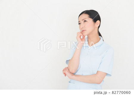 悩む看護師の女性 悩む看護師の女性 82770060