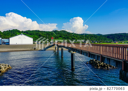青い日本海に突き出た夕凪の橋(道の駅越後出雲崎天領の里) 青い日本海に突き出た夕凪の橋(道の駅越後出雲崎天領の里) 82770063