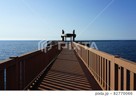 青い日本海に突き出た夕凪の橋（道の駅越後出雲崎天領の里） 82770066