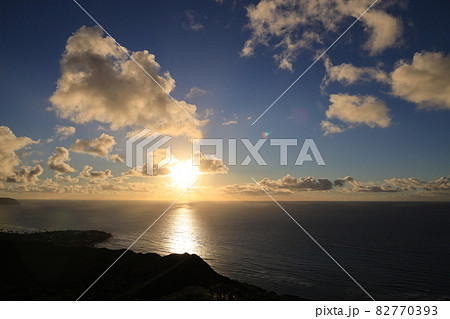 【アメリカ】ハワイ ホノルルの日の出と美しい海と空と雲 【アメリカ】ハワイ ホノルルの日の出と美しい海と空と雲 82770393