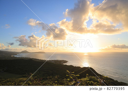 【アメリカ】ハワイ　ホノルルの日の出と美しい海と空と雲 82770395