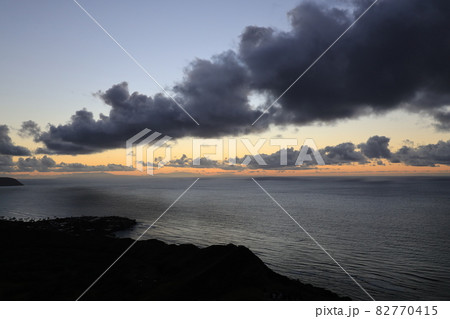 【アメリカ】ハワイ ホノルルの日の出と美しい海と空と雲 【アメリカ】ハワイ ホノルルの日の出と美しい海と空と雲 82770415