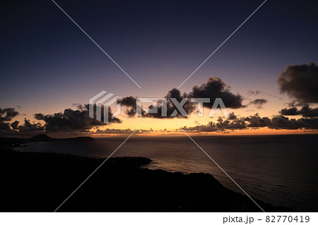 【アメリカ】ハワイ ホノルルの日の出と美しい海と空と雲 【アメリカ】ハワイ ホノルルの日の出と美しい海と空と雲 82770419
