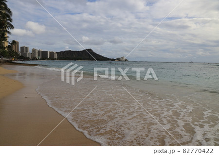 【アメリカ】ハワイ ホノルルの日の出と美しい海と空と雲 【アメリカ】ハワイ ホノルルの日の出と美しい海と空と雲 82770422