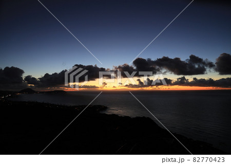 【アメリカ】ハワイ ホノルルの日の出と美しい海と空と雲 【アメリカ】ハワイ ホノルルの日の出と美しい海と空と雲 82770423