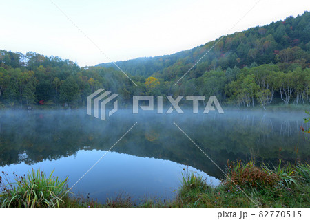 紅葉を迎えた志賀高原の湖沼群 82770515