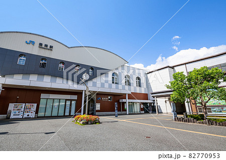兵庫県豊岡市　青空のJR豊岡駅 82770953