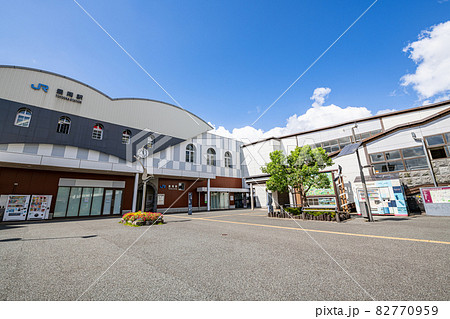 兵庫県豊岡市　青空のJR豊岡駅 82770959