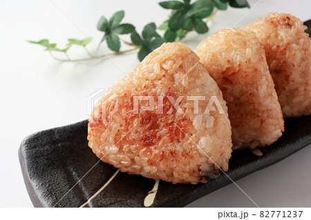 焼きおにぎり 白背景 焼きおにぎり 白背景 82771237